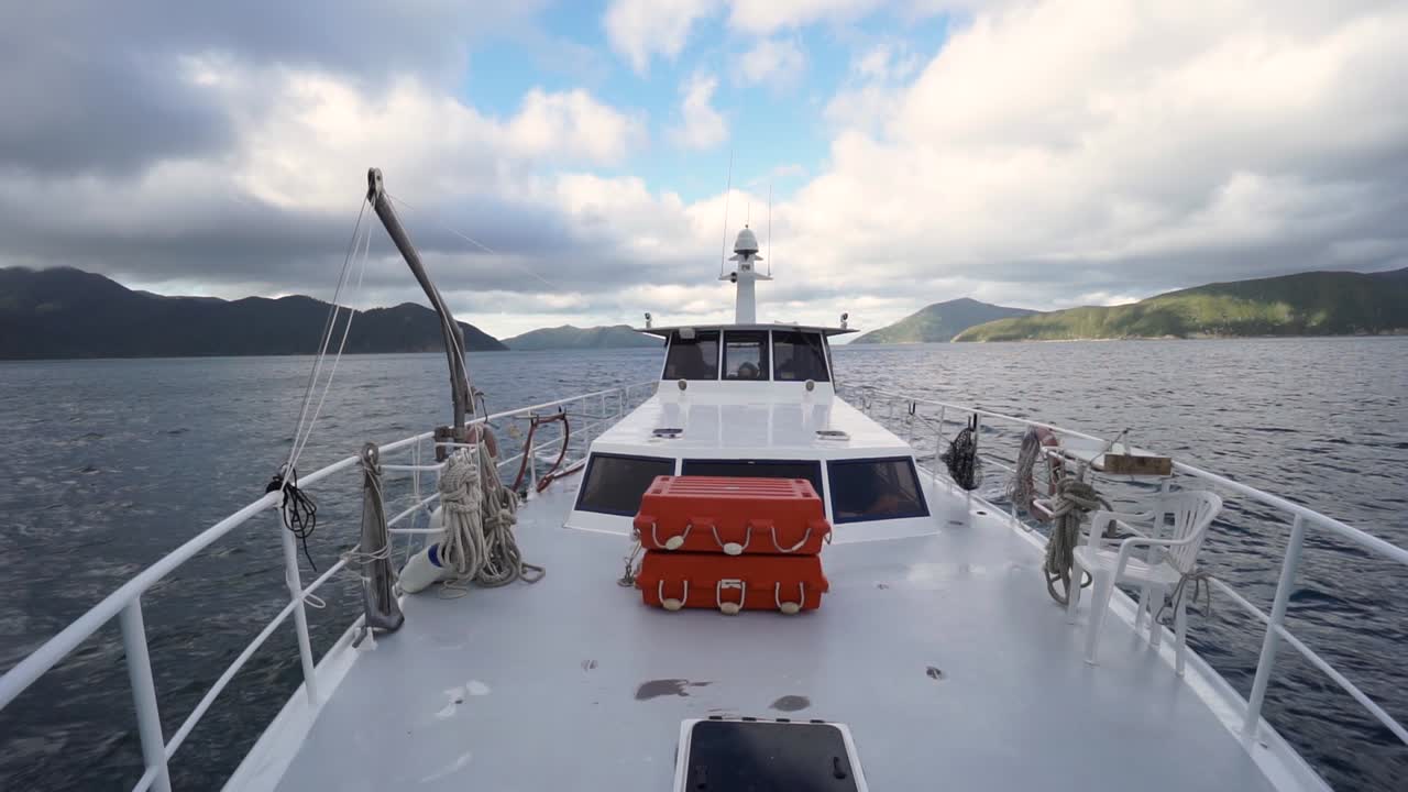 cámara lenta - vista del antiguo barco de crucero desde la punta delantera i nueva zelanda