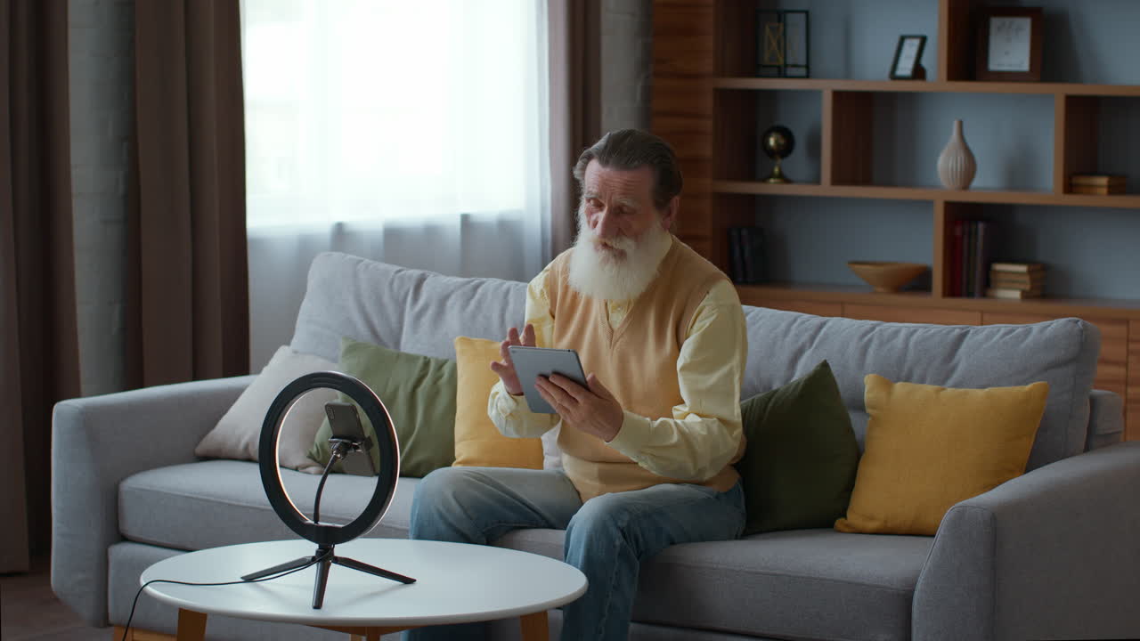 Uomo anziano in videochiamata