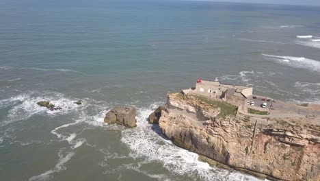 un lugar icónico en la costa atlántica, la meca del surf de grandes olas. vista del faro de nazare en el cañón norte de la zona, lugar con las olas más grandes de europa, nazare, portugal