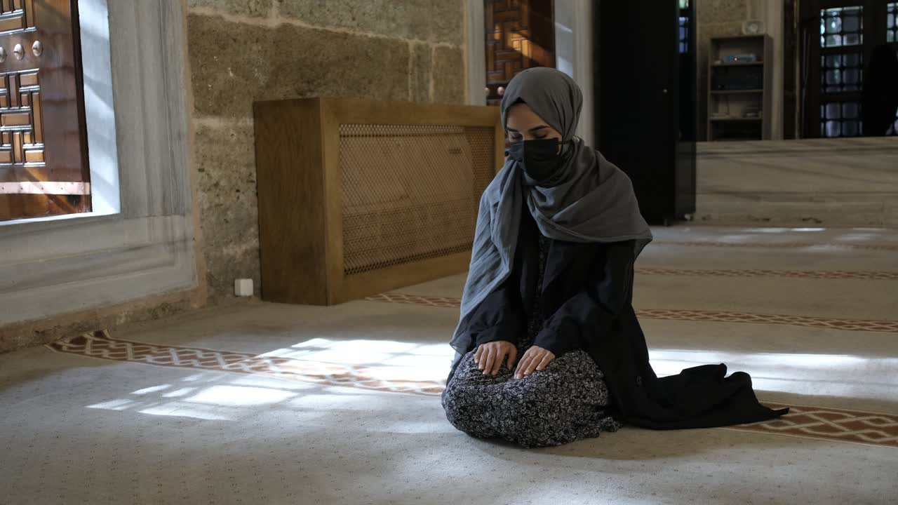 하느님 께 기도 하는 무슬림