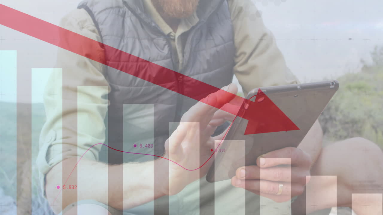 animación de procesamiento de datos financieros sobre hombre caucásico usando tableta en las montañas
