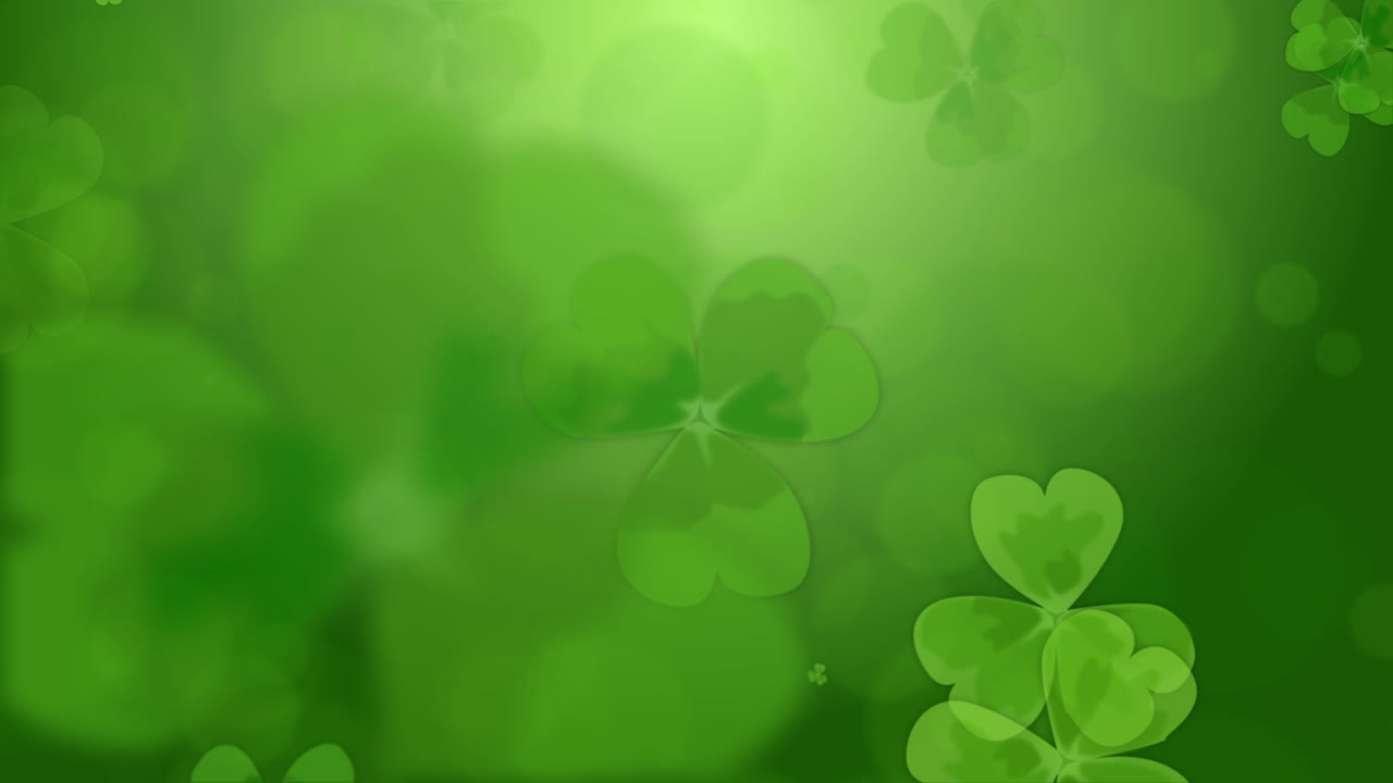 Sfondo con foglie di trifoglio che cadono. Sfondo in loop per il Giorno di San Patrizio. Simbolo dell'Irlanda, della natura, dell'estate. Animazione astratta con elementi sfocati. Spazio per il testo