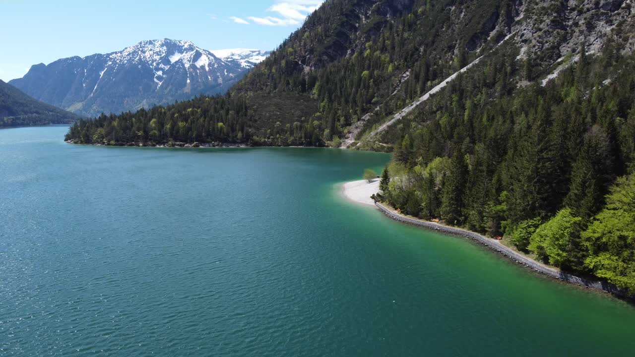ruta de senderismo junto al hermoso lago achen
