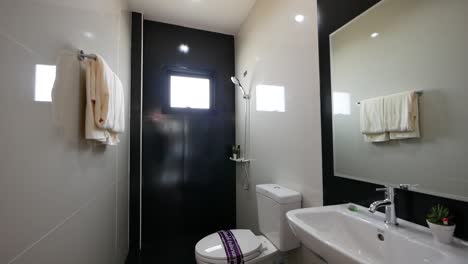 decoración moderna de baño con azulejos en blanco y negro
