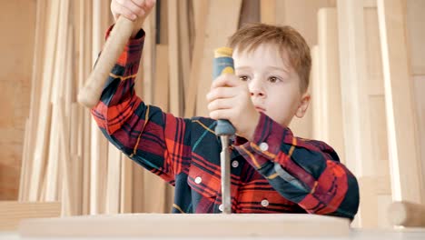 concepto de niños aprendiendo carpintería.