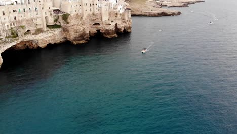 Drone-Revela-Acantilado-Polignano-Con-Un-Movimiento-Pan-Vertical