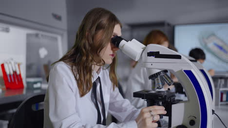 una mujer joven estudiando en un laboratorio de ciencias