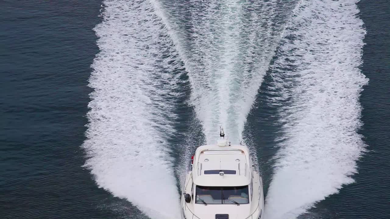 поездки на моторной лодке по воде