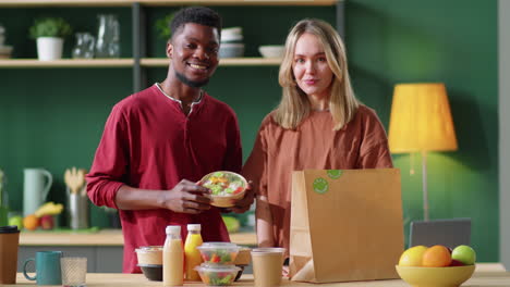 Retrato-De-Feliz-Pareja-Multiétnica-Con-Alimentos-Y-Bebidas-Saludables