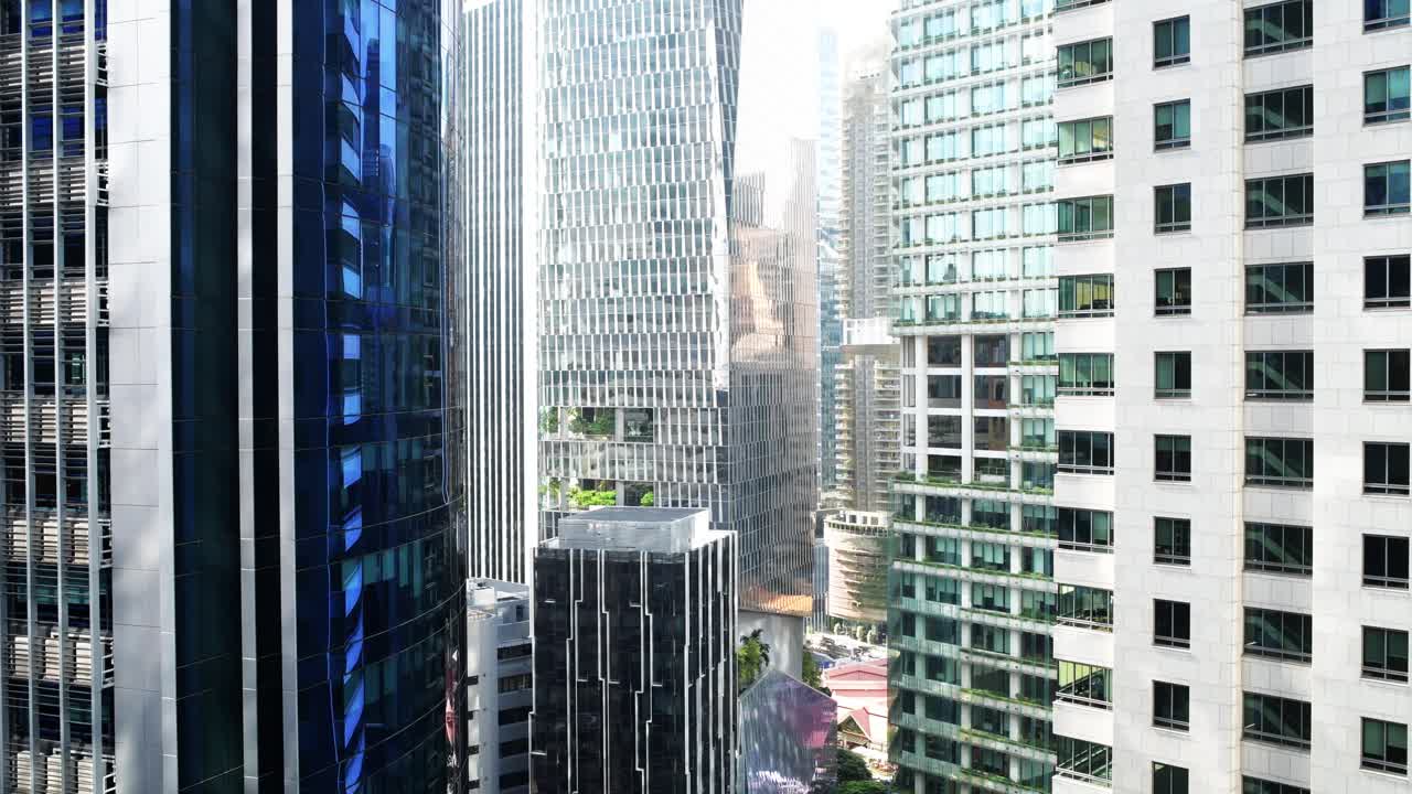 cerca de edificios de oficinas de gran altura hasta donde puede ver el ojo