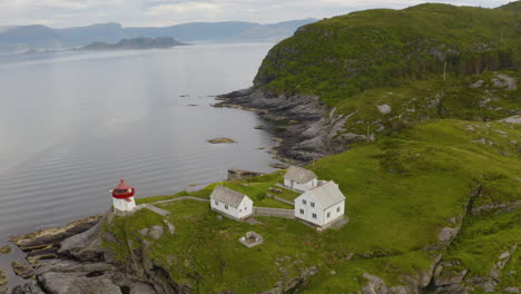 Torre-De-Madera-Del-Faro-De-Skongenes-Con-La-Casa-Del-Farero-En-La-Isla-De-Vagsoy,-Noruega