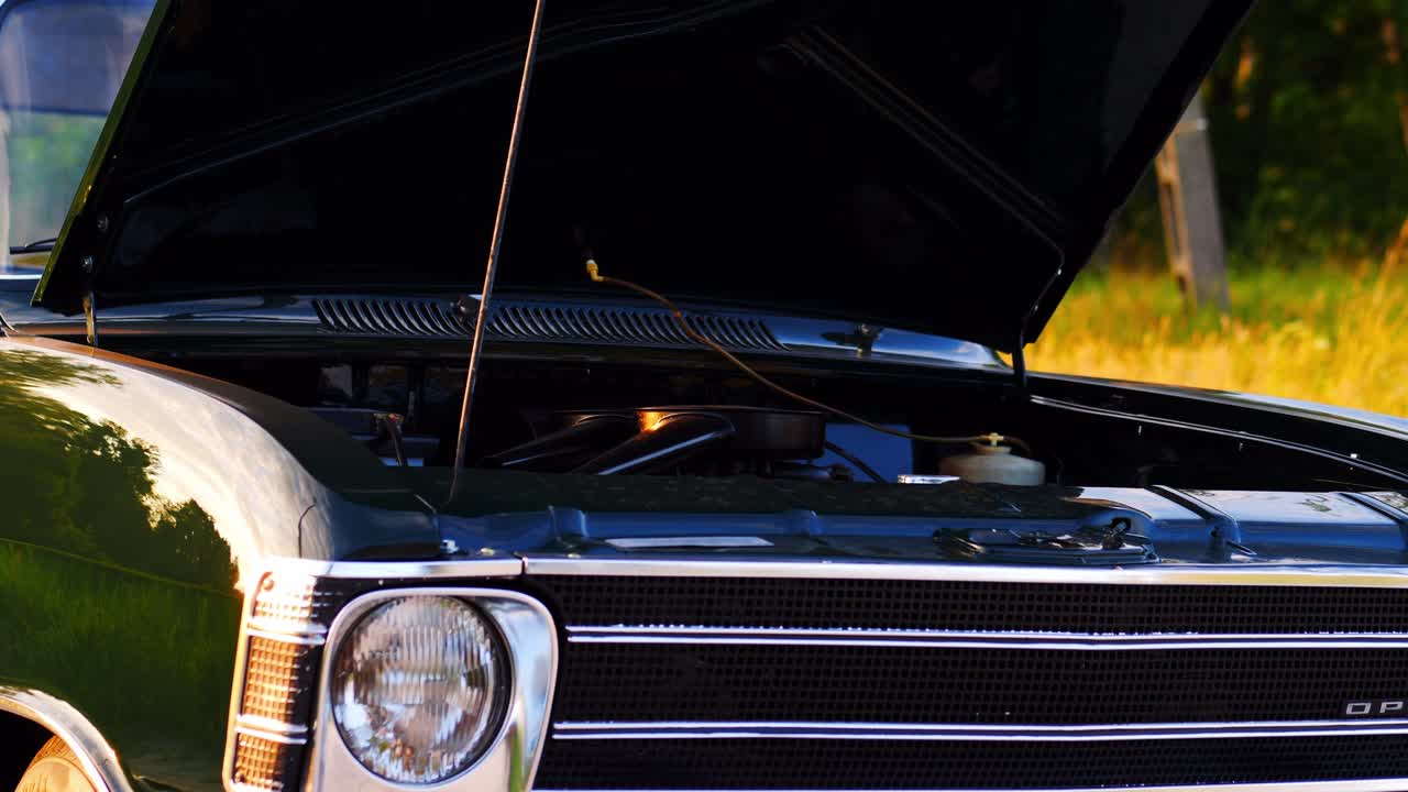 녹색 초원에 있는 오펠 올림피아 클래식 자동차, 열린 후드, 슬라이더 샷, 50fps, 느린 동작