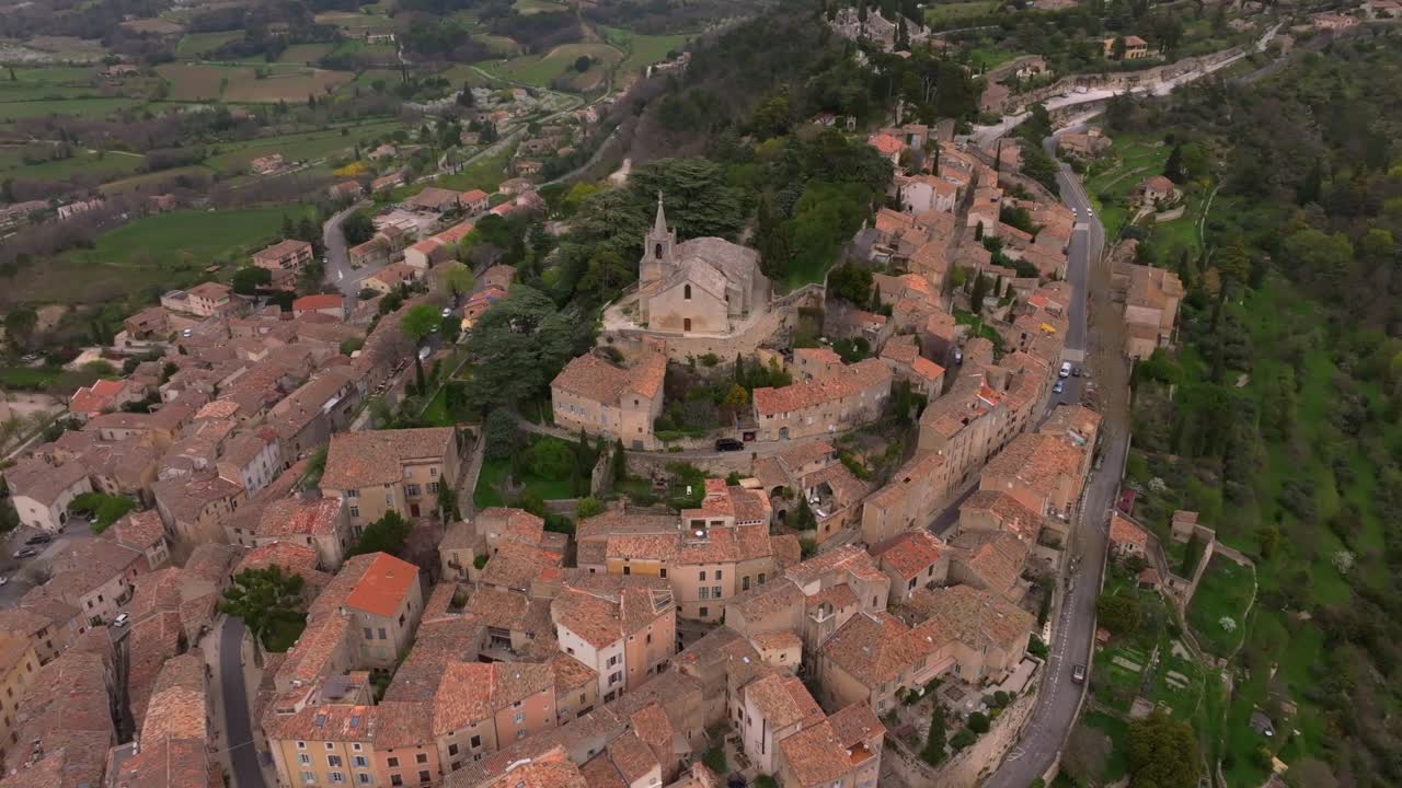 Veduta aerea della pittoresca Bonnieux arroccata su una collina nel sud della Francia