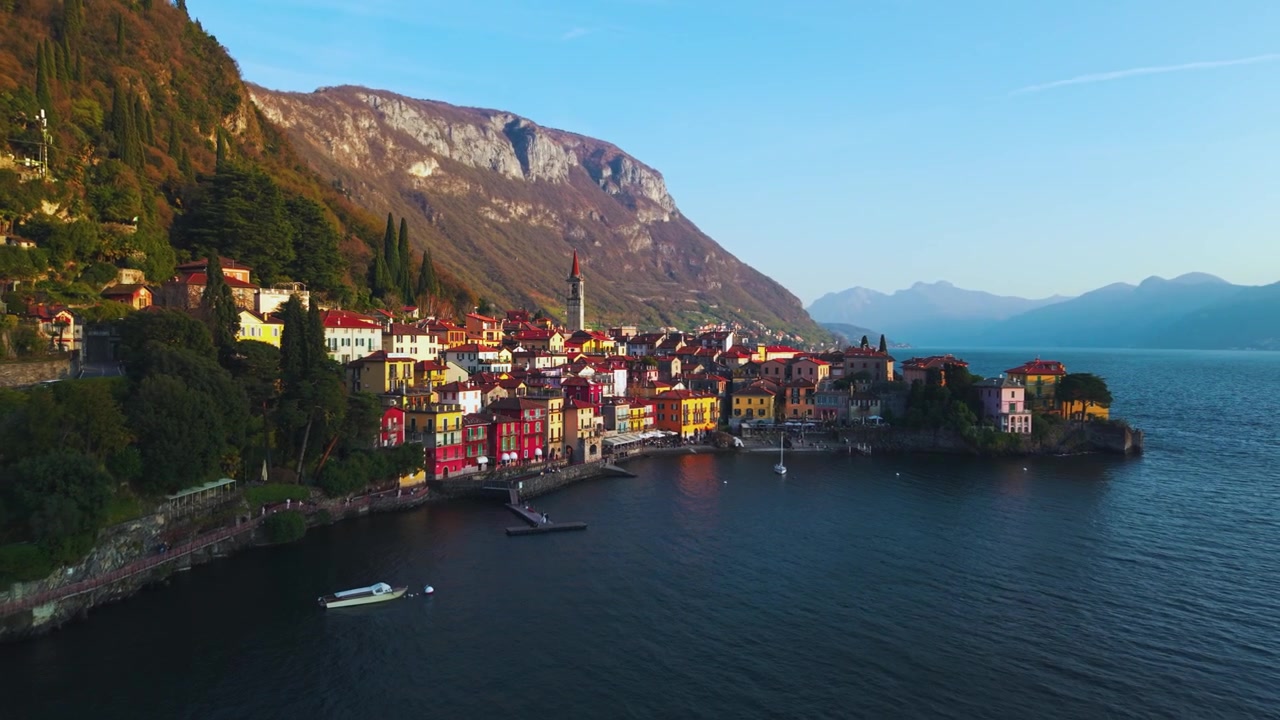 Vista aerea delle ville e delle montagne del Lago di Como all'ora d'oro.