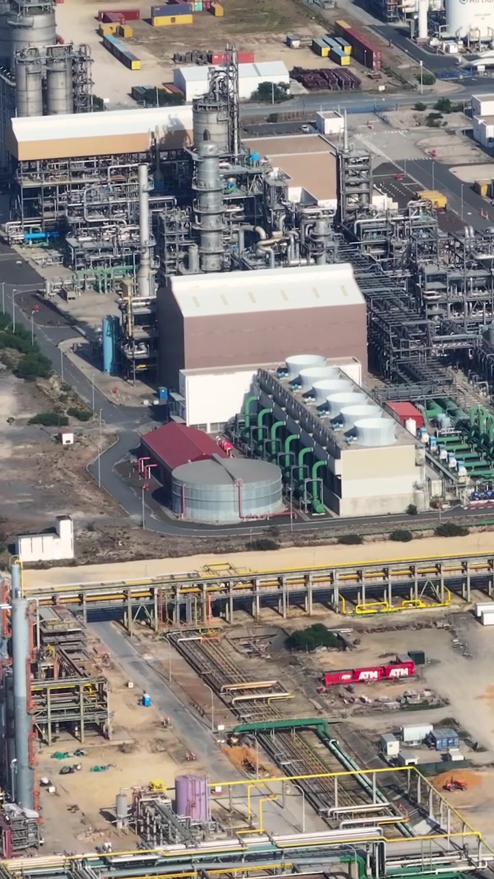 Il filmato mostra un complesso di raffineria di petrolio e le infrastrutture associate. Sono visibili impianti industriali con operazioni attive in corso nel sito. Il video riprende varie unità di processo.