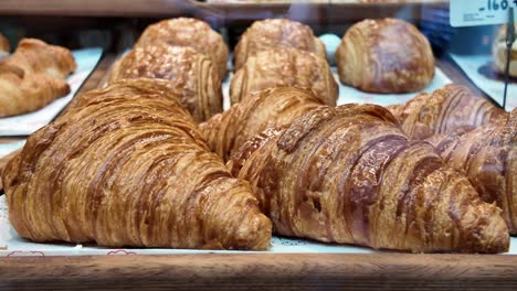 croissants recién horneados en exhibición