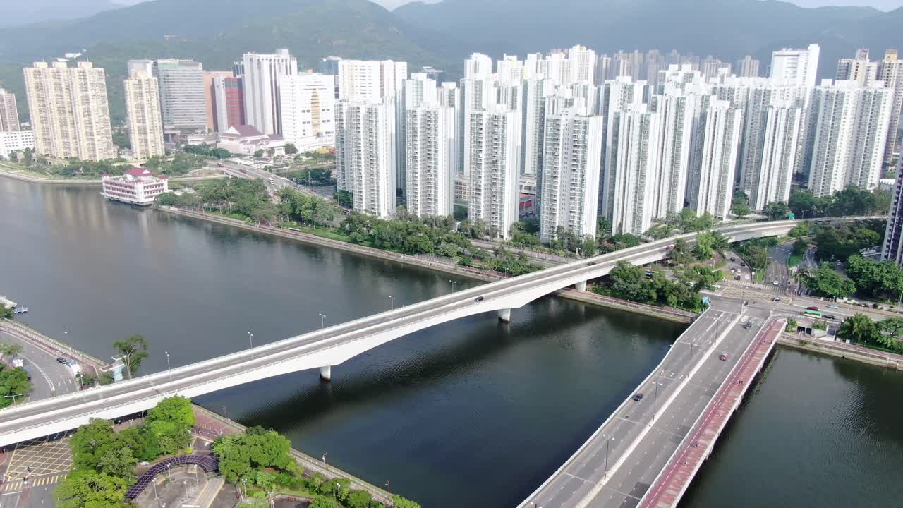vista aérea de los mega edificios residenciales de sha tin de hong kong con montañas de roca de león en el fondo