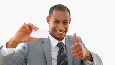 feliz hombre de negocios mostrando tarjeta