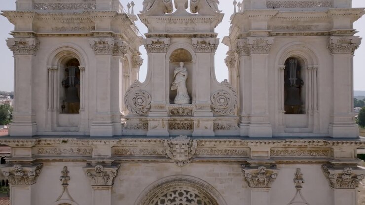 Ripresa con drone in avvicinamento della statua del monastero di Alcobaça in Portogallo