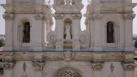 fotografía de un avión no tripulado de la estatua del monasterio de alcobaça en portugal