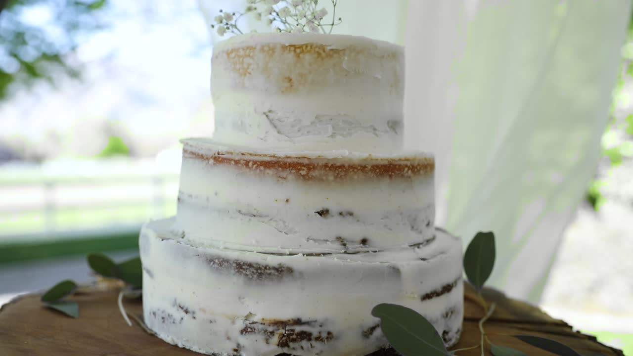 Bolo de casamento, bolo em camadas para recepção ao ar livre, comida de casamento de luxo, close-up.