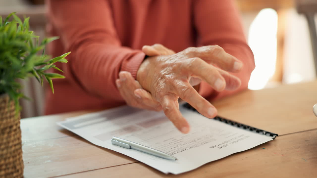 hombre mayor, dolor en las manos y las muñecas por escribir