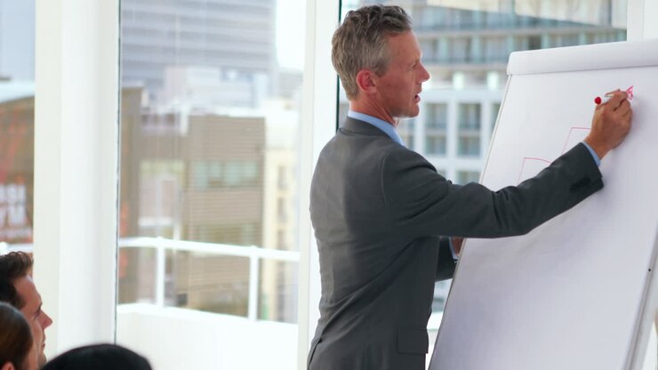 homme d'affaires utilisant le tableau lors de la présentation