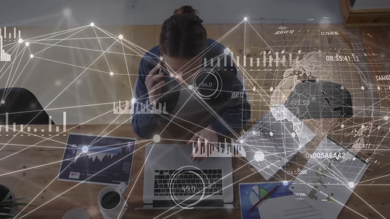 animación de la red de conexiones a través de una mujer de negocios caucásica que usa un teléfono inteligente