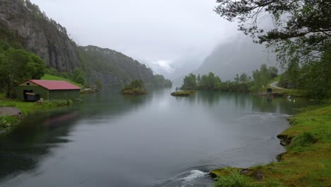 Schöne-Natur-Norwegen-Lovatnet-See.