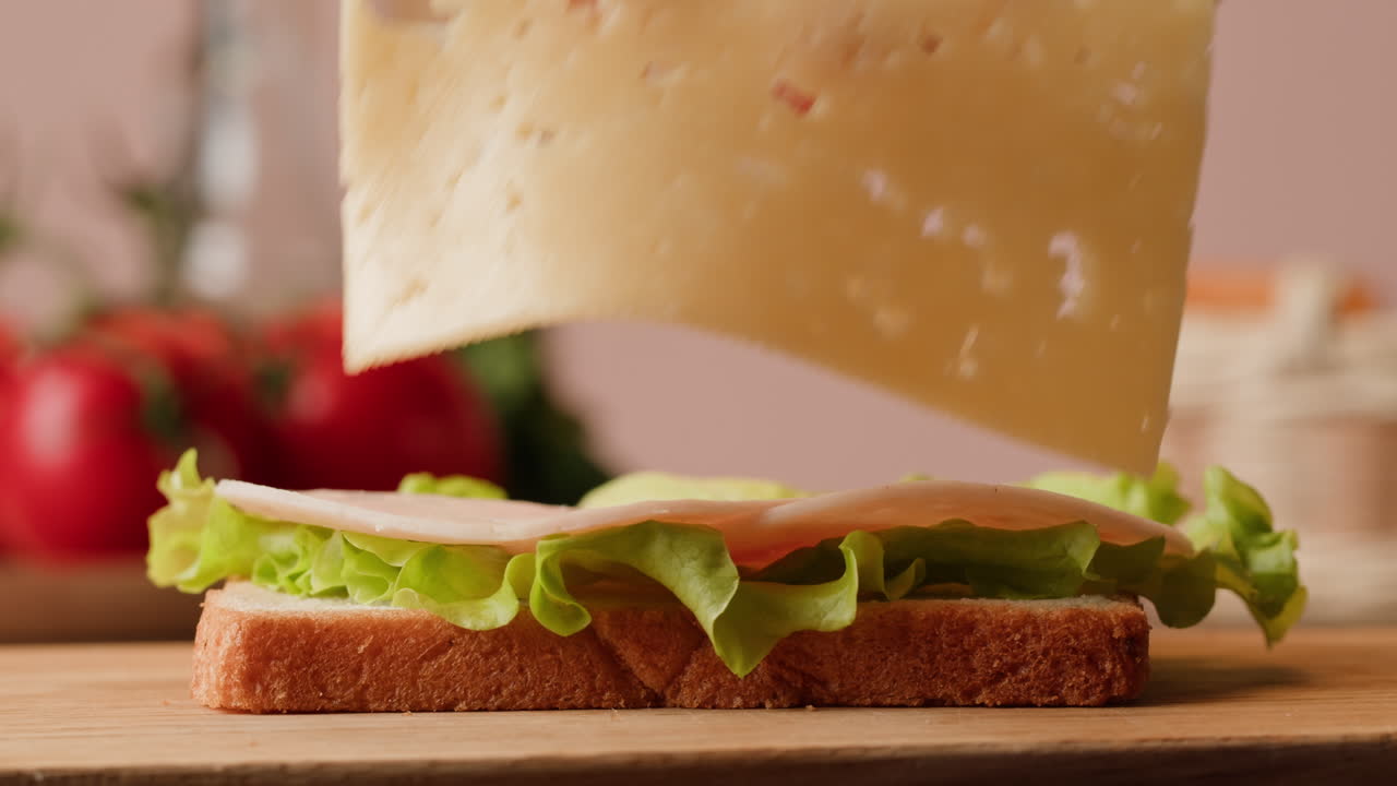 haciendo un sándwich de jamón y queso