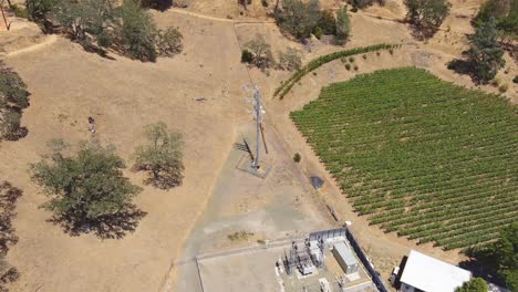 imponente poste de metal eléctrico con vista de otra línea eléctrica caída junto a una central eléctrica