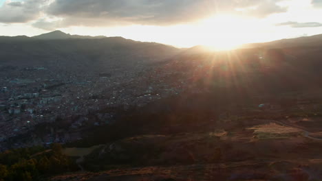 Sonneneruption-Leuchtet-In-Der-Abenddämmerung-über-Der-Stadt-Cusco-In-Peru-Und-Den-Umliegenden-Bergen