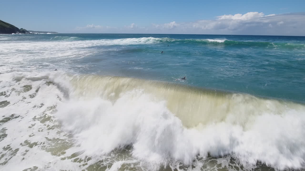 navegación aérea cinematográfica en el océano a lo largo de la costa de sudáfrica