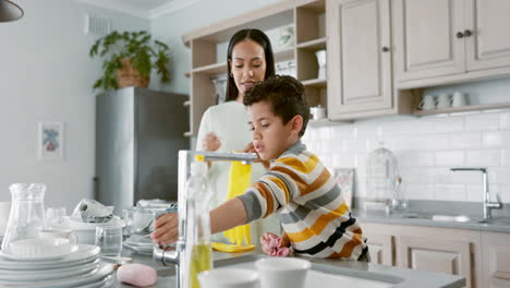 mamá, enseñando a los niños y limpiando los platos
