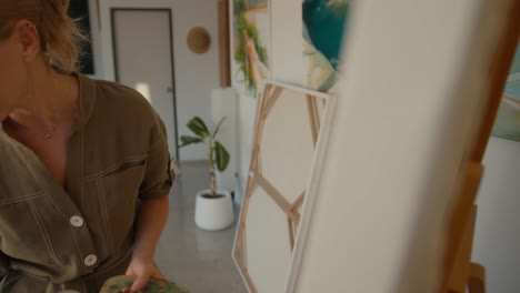 mujer artista en su estudio