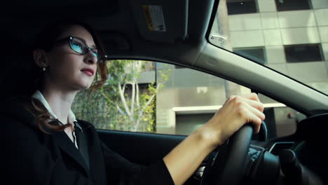 mujer de negocios conduciendo con una expresión neutral