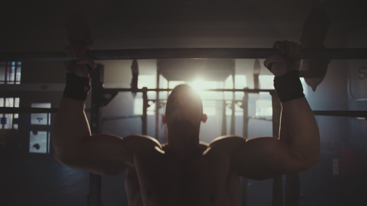 체육관 에서 풀업 을 하는 남자