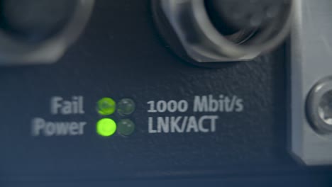 luces wlan en un router, leds verdes brillantes, con un movimiento de cámara de panorámica