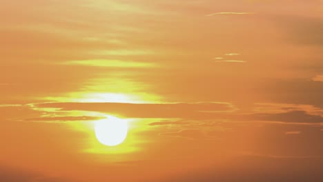 Lapso-De-Tiempo-De-Una-Hermosa-Puesta-De-Sol-Naranja-Con-Nubes