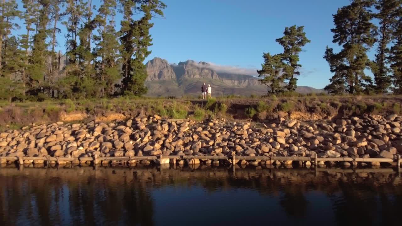 시골 풍경에 서 있는 고위 부부의 을 통해 날아갑니다.