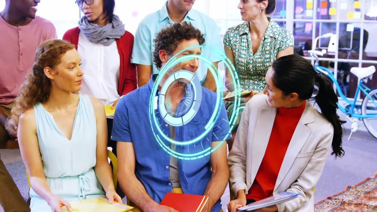 animación de la cerradura de la caja fuerte sobre un grupo diverso de personas de negocios hablando