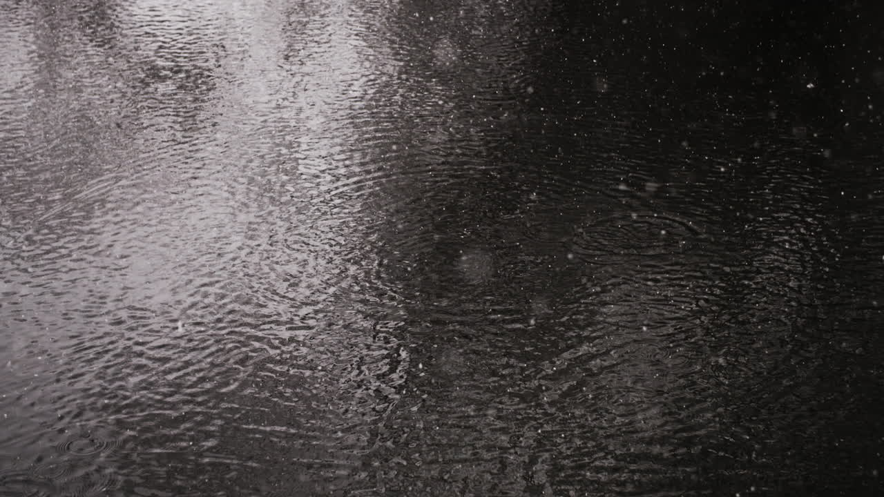 enormes copos de nieve caen en el río en cámara lenta