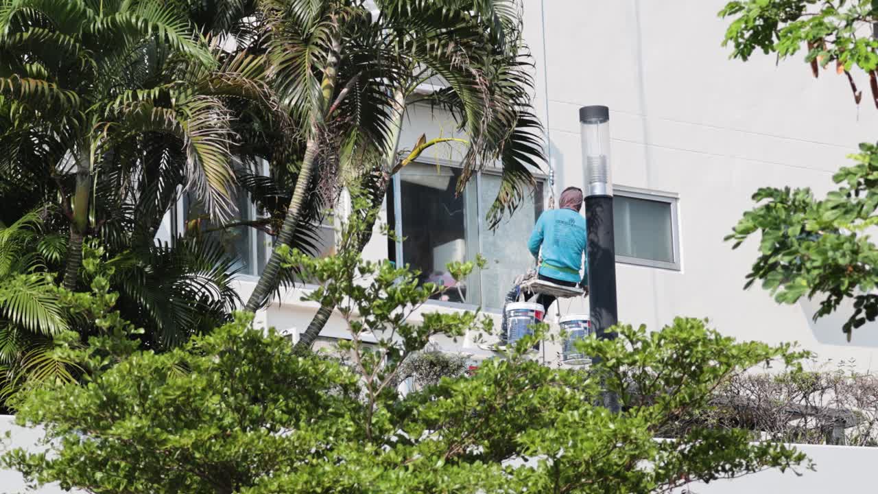 건물 외관 의 창문 을 청소 하는 노동자