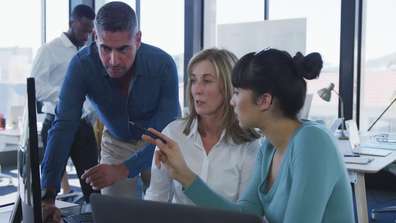 equipo trabajando en computadora en la oficina