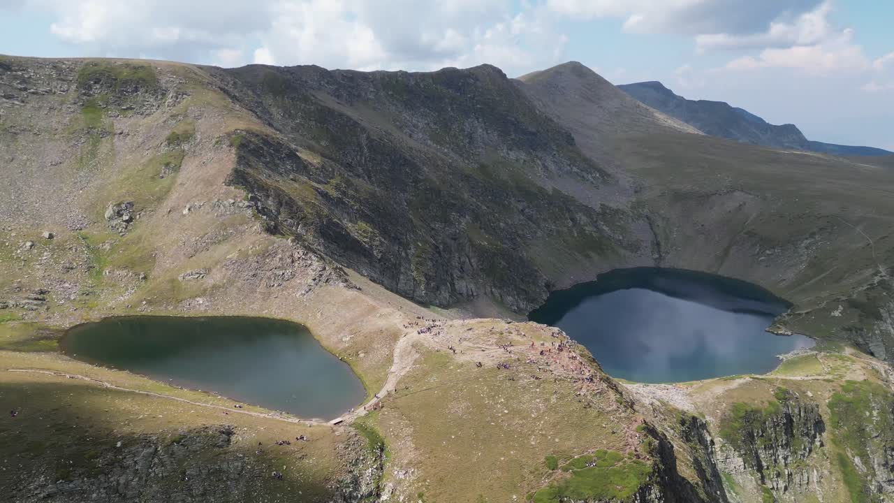 siete lagos de rila montañas y naturaleza atracción turística en bulgaria - aérea 4k