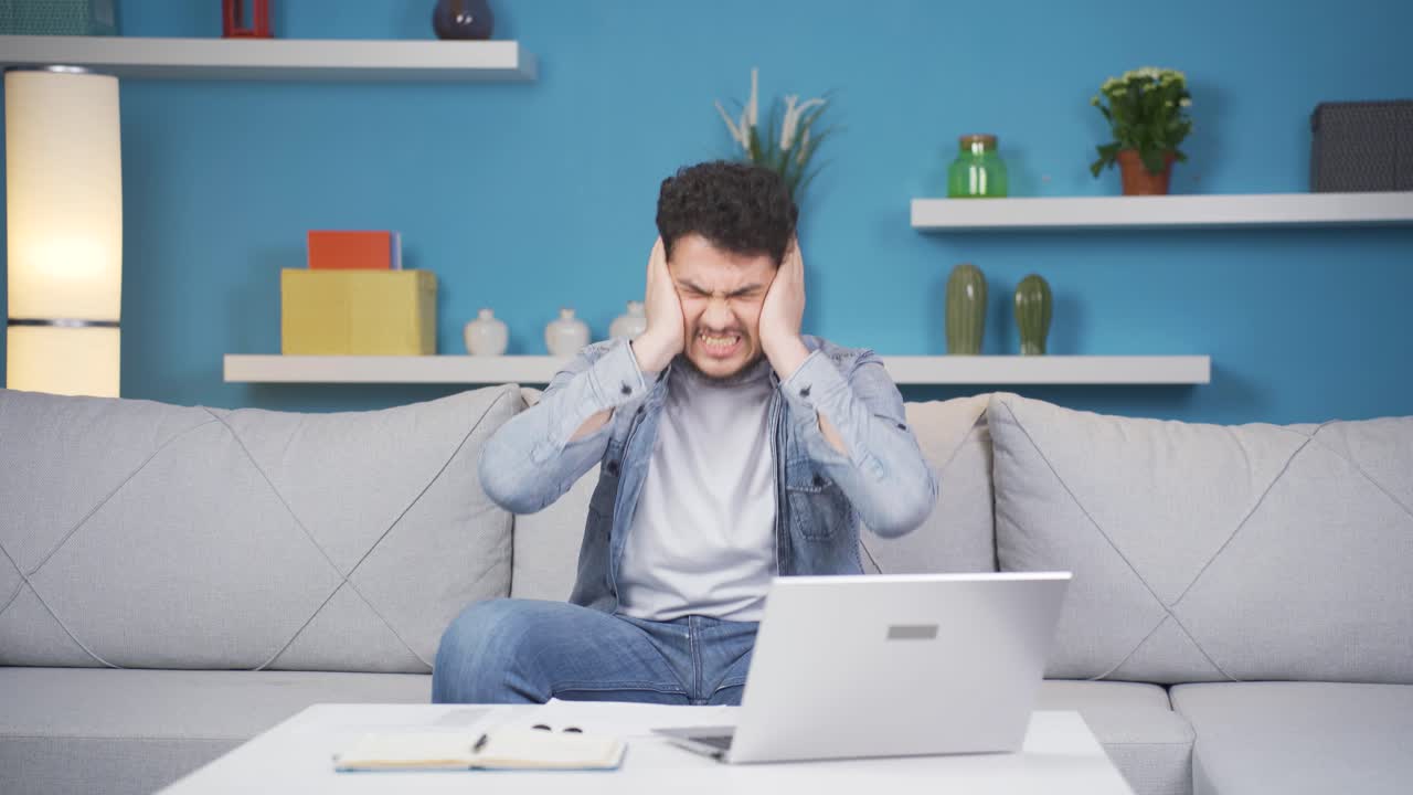 el hombre que tiene una crisis nerviosa está enojado y no se siente bien.