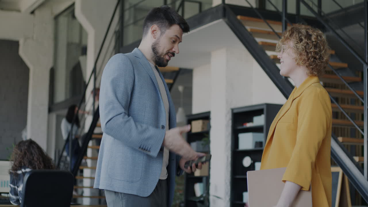 Colleghi di lavoro che conversano
