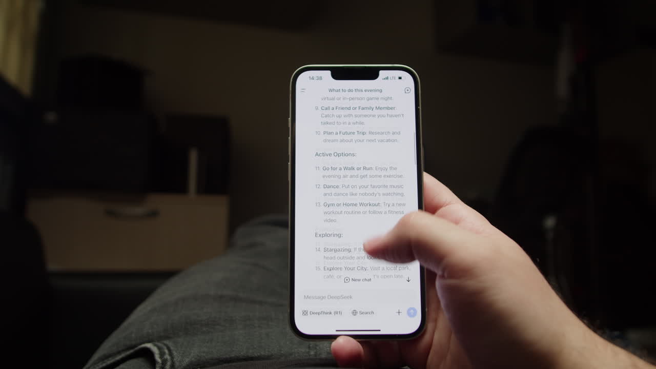 persona que utiliza un teléfono inteligente para planificar actividades y tareas