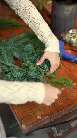 haciendo una corona de navidad