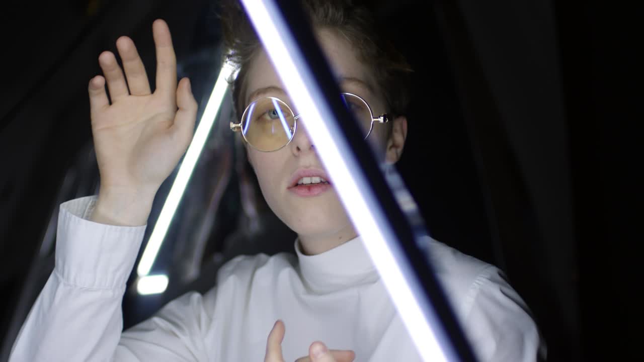 retrato de una adolescente bailando